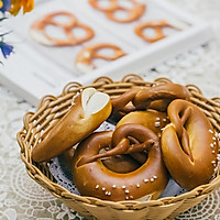 Illustration of how to make low-fat and low-sugar German Pretzel alkaline bread (you can make a plate between dinners without fermentation) 15