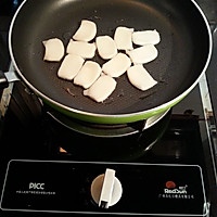 A simple late night snack - illustration of how to make fried rice cakes with less oil 2