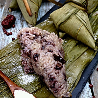 Absolutely delicious red bean, red date and black rice rice dumplingsIllustration of how to make a child 12