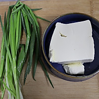 Illustration of how to make green onions mixed with tofu 1