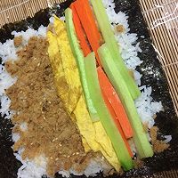 Illustration of how to make meat floss sushi 6