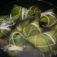 # Package a Zongzi for the Dragon Boat Festival# Illustration of how to make multigrain rice dumplings 5 