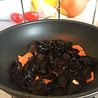 Black fungus fried yam#If you don’t lose weight in spring, you will get a lot of meat in summer. #How to practice illustration 7