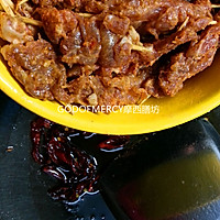 The most popular summer night snack, crispy on the outside and tender on the inside with fennel and sesame seeds Illustration of how to make toothpick beef 4