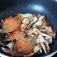 Illustration of how to stir-fry swimming crabs with onion and ginger 12