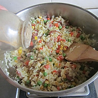 Illustration of how to make fried rice with sausage and mixed vegetables 7