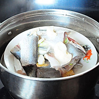 Illustration of how to steam Taihu white fish 4