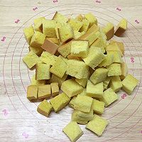 Illustration of how to make baked cubes with condensed milk and coconut 3