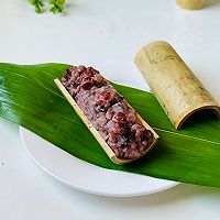 # Package a Zongzi for the Dragon Boat Festival# Illustration of how to make bamboo tube rice dumplings 4 