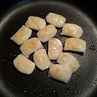 A simple late night snack - illustration of how to make fried rice cakes with less oil 3