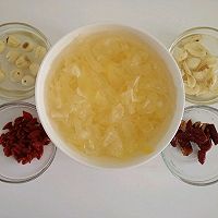 Illustration of how to make Tremella Lily and Lotus Seed Soup 2