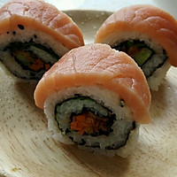 Illustration of how to make salmon and avocado roll-up sushi 6