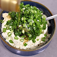 Illustration of how to make tofu mixed with spring onions 5