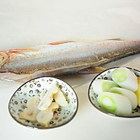 Illustration of how to steam Taihu white fish 1