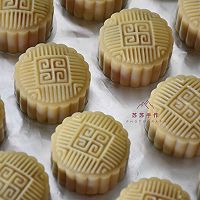 Illustration of how to make lotus paste and egg yolk mooncakes 16