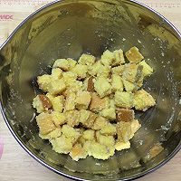 Illustration of how to make baked cubes with condensed milk and coconut 5