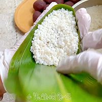 # Package a rice dumpling for the Dragon Boat Festival#Sweet but not greasy Sam Illustration of how to make rice dumplings with red bean paste 6