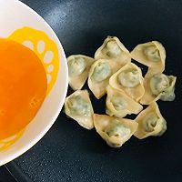 New way to eat wontons, a simple and nutritious breakfast recipe of fried wontons with eggs Illustration 5