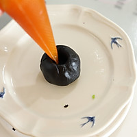 Illustration 5 of how to make Haoyituou's custard and liquid heart black sesame and persimmon mooncakes 5 