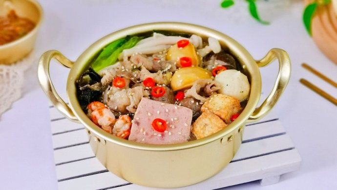 Tang bone seafood hot pot