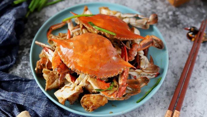 Stir-fried swimming crab with onion and ginger