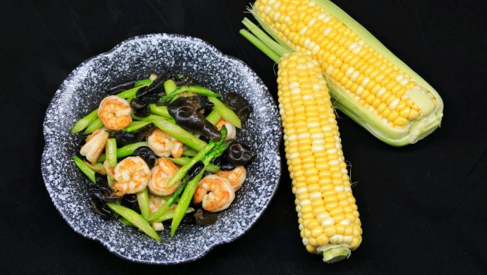 Stir-fried shrimps with asparagus and fungus