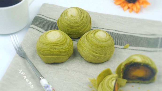 Matcha egg yolk cake