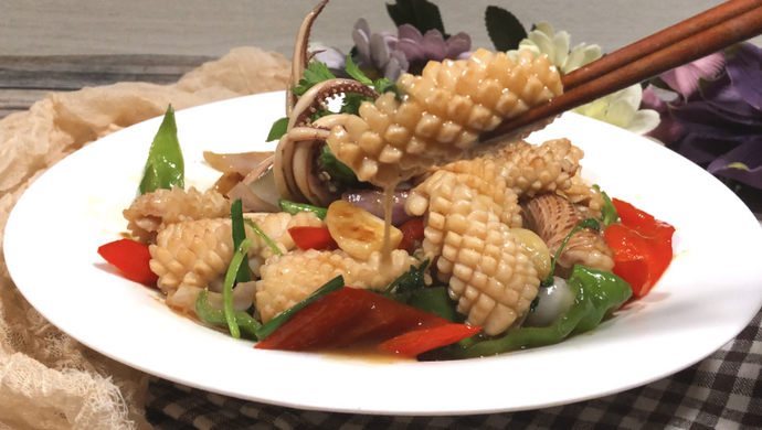 Stir-fried squid with abalone sauce and chili pepper