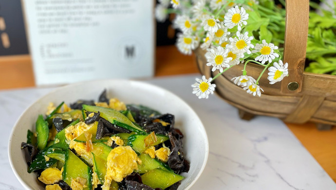 Scrambled eggs with cucumber and fungus