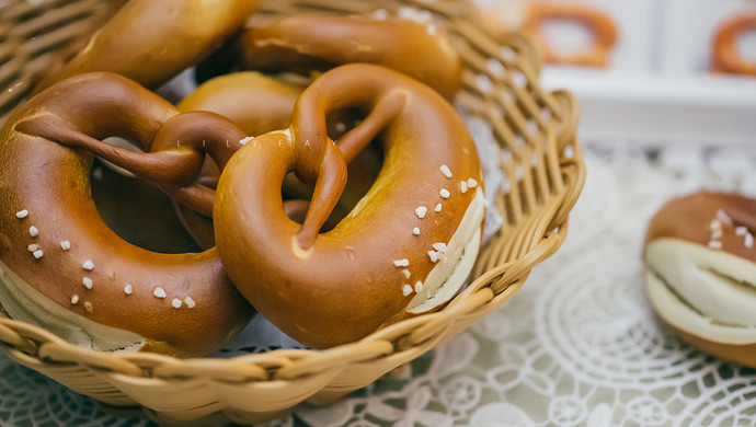 Low-fat and low-sugar German Pretzel bread