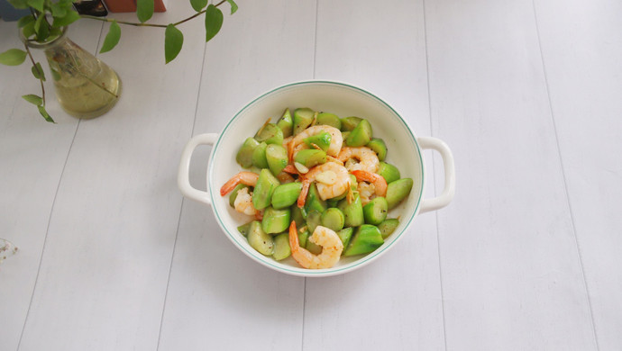 Stir-fried shrimps with loofah