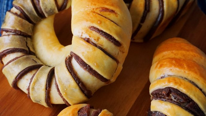 Red bean paste rolls