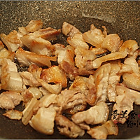 Stir-fried pork belly with green garlic, in addition to Sichuan twice-cooked pork, you can also use Shacha sauce to make a Chaoshan home-cooked dish 3