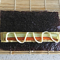 Illustration of how to make three-color salad seaweed rolls 8