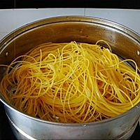 Illustration of how to make cold steel wire noodles 2