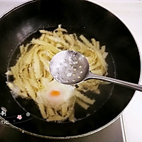 Illustration of how to make lying egg noodles 3