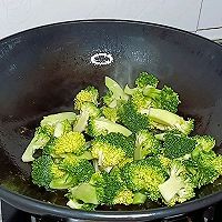 #光食街How to eat#spring low-fat healthy vegetables~ Illustration of how to make shrimp and broccoli 2