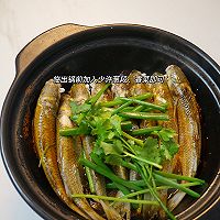 Garlic clay pot baked fish, braised fish quick dish Cantonese cuisine Illustration of how to do it 6