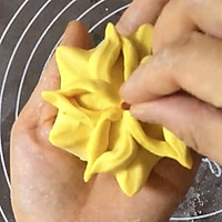 Cut, pinch, and coat the pumpkin bean paste Illustration of how to make a five-petal flower 11