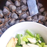 #春日limited on the table#Spring fresh taste: clear water Illustration of how to cook white clams 3