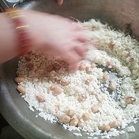 Illustration of how to make peanut rice dumplings 1