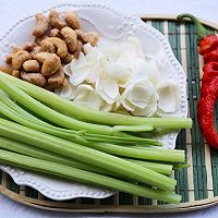 Food丨Fried cashews with celery and lily, representative of autumn health and wellness dishes ~Illustration of how to do it 1