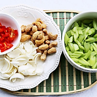 Food丨Fried cashews with celery and lily, representative of autumn healthy dishes ~Illustration of how to do it 2