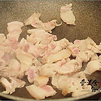 Stir-fried pork belly with green garlic, in addition to Sichuan twice-cooked pork, you can also use sand tea Illustration of how to make a Chaoshan home-cooked dish with soy sauce 2