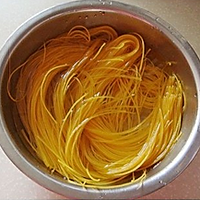 Illustration of how to make cold steel wire noodles 1