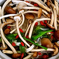 Illustration of how to make healthy mushroom and old hen soup in winter 6