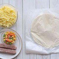 Illustration of how to make delicious hand-bread pizza 1