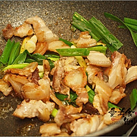 Stir-fried pork belly with green garlic, in addition to Sichuan twice-cooked pork, you can also use sand tea Illustration of how to make a Chaoshan home-cooked dish with soy sauce 6