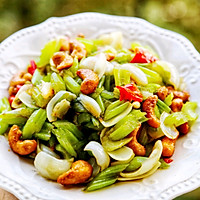 Food丨Fried cashews with celery and lily, representative of autumn health and wellness dishes ~ Illustration of how to do it 8