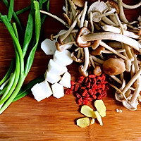 Illustration of how to make healthy mushroom and old hen soup in winter 4